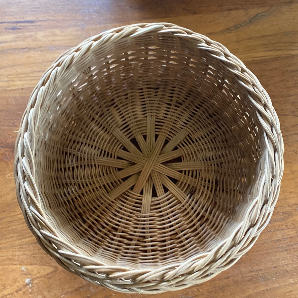 1993 hand woven signed wicker round braided edge bread/roll basket